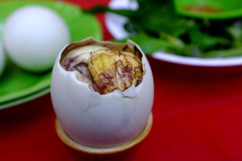 Ăn trứng vịt lộn có thể giúp giải đen khi đánh lô đề online